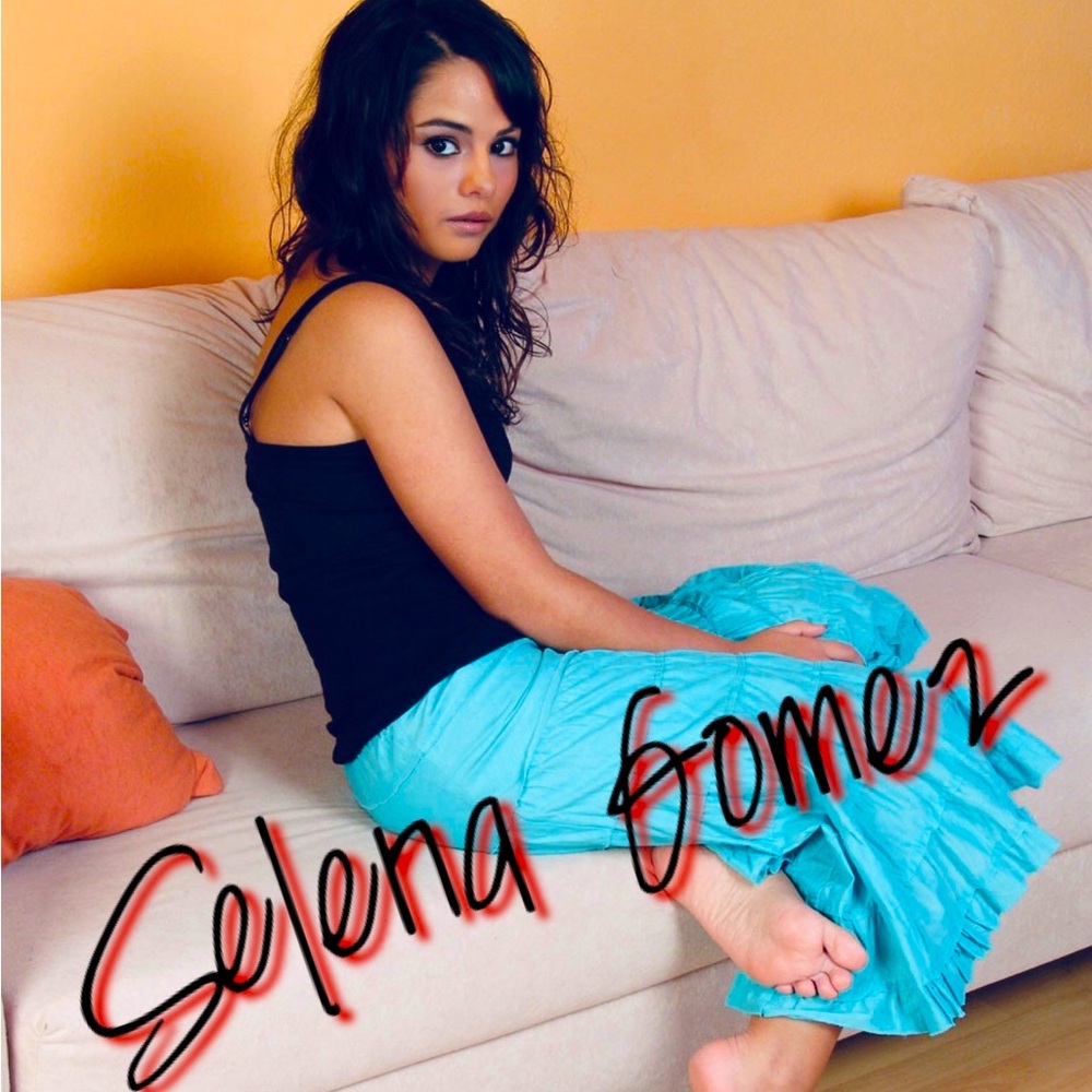 Selena Gomez bare feet 🦶 pics